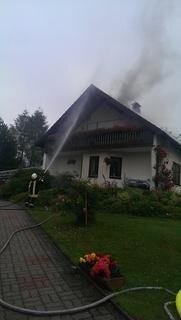 <p>
	Ein Blitz hat am Nachmittag im vogtländischen Altensalz ein Einfamilienhaus in Brand gesetzt.</p>
