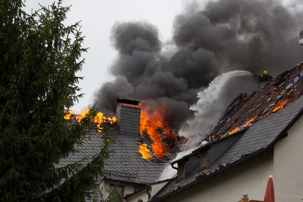 <p>
	Im Dachstuhl eines Hauses an der Webendörferstraße in Lichtenstein ist am Mittwoch ein Feuer ausgebrochen.</p>
