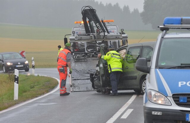 <p>
	Die beiden Autofahrer und die Beifahrerin im Citroen wurden schwer verletzt. Der Sachschaden beläuft sich auf rund 10.000 Euro.</p>
