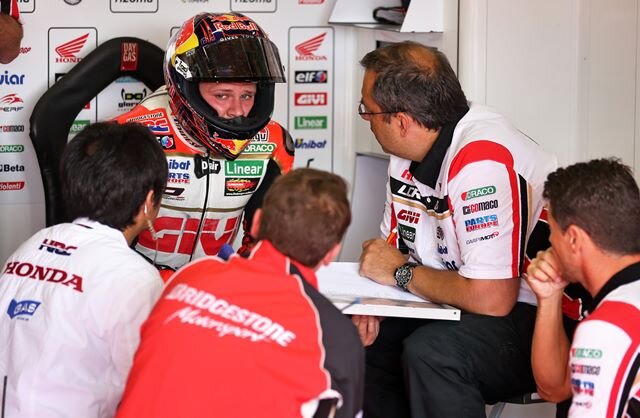 <p>
	Der deutsche MotoGP-Fahrer Stefan Bradl vom LCR Honda Team sitzt während des ersten freien Trainings in der Box.</p>
