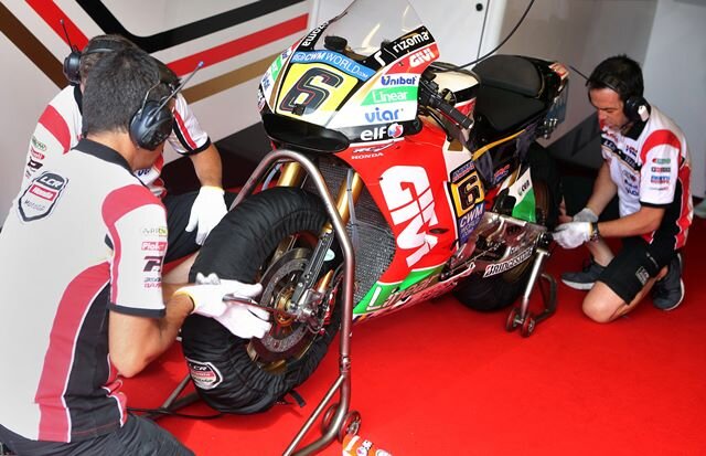 <p>
	Mechaniker vom Team LCR Honda schrauben während des ersten freien Trainings am Motorrad des deutschen MotoGP-Fahrers Stefan Bradl.</p>
