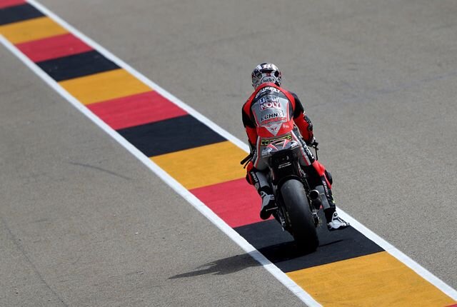 <p>
	Der deutsche Moto2-Fahrer Sandro Cortese vom Dynavolt Intact GP Team fährt in die Box.</p>
