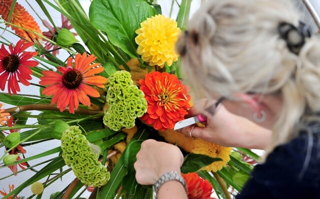 <p>
	Neben der Ausstellung der Abschlussarbeiten erwartet die Besucher ein Schaubinden, bei dem die jungen Floristen ihr Geschick beim Binden von Sträußen demonstrieren.</p>
