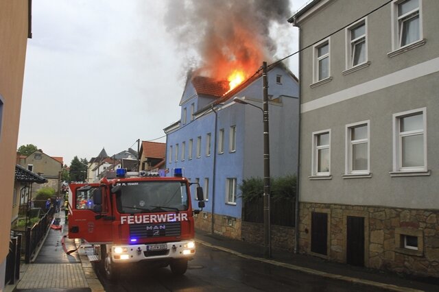 <p>
	In ein Wohnhaus an der Neudörfler Straße in Zwickau-Planitz ist am Freitagnachmittag der Blitz eingeschlagen und hat den Dachstuhl in Brand gesetzt.</p>
