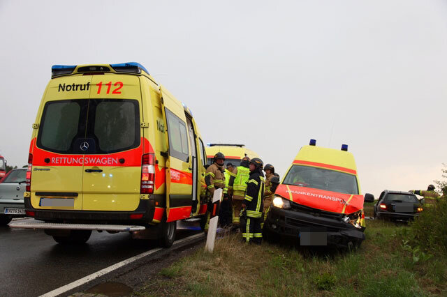 <p>
	Bei einem schweren Unfall auf dem Autobahnzubringer in Hartenstein sind am Freitagnachmittag fünf Menschen zum Teil schwer verletzt worden.</p>
