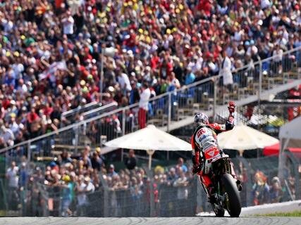 <p>
	Der deutsche MotoGP-Fahrer Stefan Bradl vom LCR Honda Team winkt nach der Qualifikation den Zuschauern.</p>
