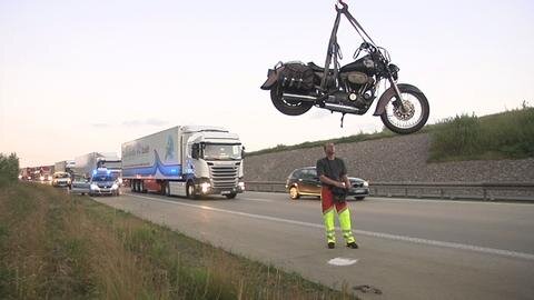 <p>
	Bei einem Unfall ist eine Harley Davidson-Fahrerin am Samstagabend auf der A72 bei Zschocken schwer verletzt worden.</p>
