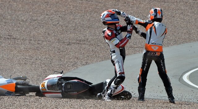 <p>Die niederländischen Moto3-Fahrer Bryan Schouten (l) und Scott Deroue gehen nach einem Sturz auf der Strecke aufeinander los.</p>
