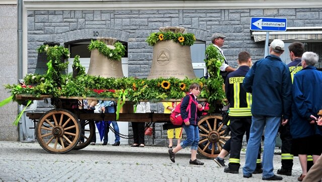 <p>
	Zum Treuener Kirchweihfest am 24. August wird das Geläut erstmals auf dem Turm erklingen.</p>
