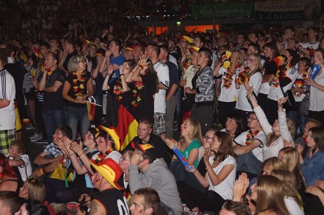 <p>
	<span class="TextDown">Rund 5000 Fußballfans haben das WM-Finale zwischen Deutschland und Argentinien in der Stadthalle Zwickau erlebt und mussten über die reguläre Spielzeit hinaus zittern.</span></p>
