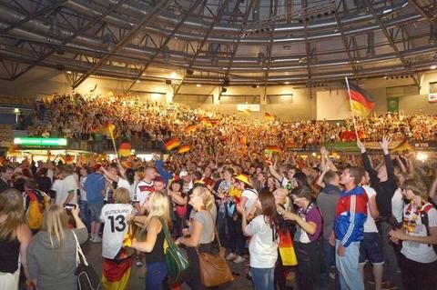<p>
	<span class="Text">Rund 5000 Fußballfans feierten in der Stadthalle den Sieg der deutschen Mannschaft. </span></p>
