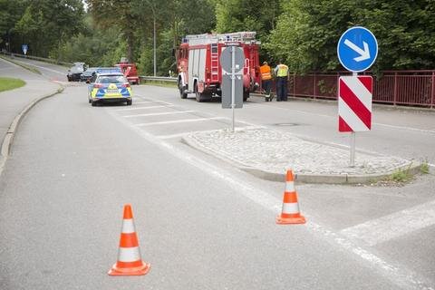 <p>
	Laut Polizei war die BMW-Fahrerin in einer Kurve mit ihrem Wagen von der Straße abgekommen. Das Fahrzeug kollidierte zunächst mit einer Leitplanke und dann mit einem entgegenkommenden Opel.</p>
