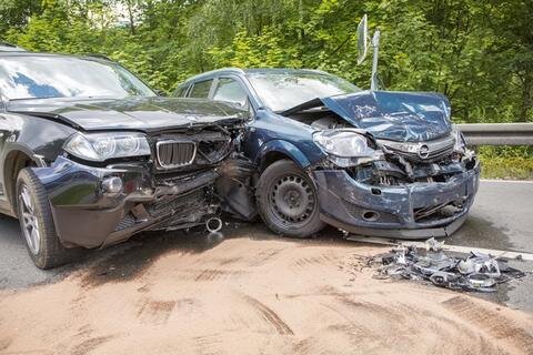 <p>
	Schwerer Verkehrsunfall auf der Scharfensteiner Straße in Zschopau.</p>
