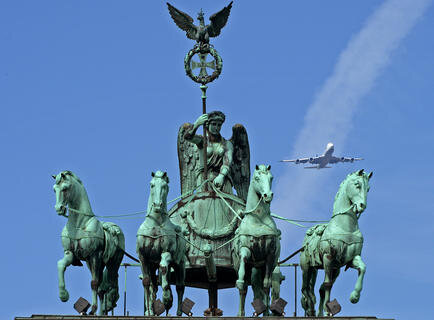 <p>
	Der Landeanflug der Maschine mit den Spielern ist über der Fan-Meile vor dem Brandenburger Tor zu beobachten.</p>
