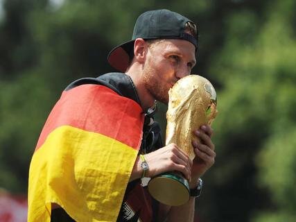 <p>
	<span class="Text">Benedikt Höwedes küsst den WM-Pokal.</span></p>
