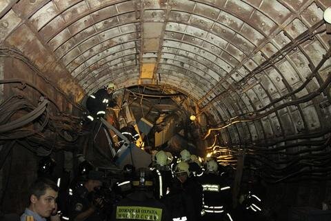 <p>
	Aufnahmen zeigen ein im Tunnel verkeiltes Wrack, aus dem Rettungskräfte nur mühsam eingeschlossene Passagiere bergen konnten. Wladimir Markin von der Ermittlungsbehörde schloss einen Terroranschlag aus. „Es handelt sich allem Anschein nach um eine technische Katastrophe“, sagte Jazuzenko.</p>
