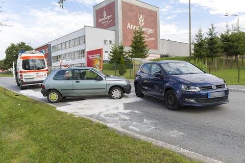 <p>
	Beim Zusammenstoß eines Renault und eines VW auf der Geyersdorfer Straße sind am Dienstag eine Frau und ein neunjähriger Junge verletzt worden.</p>
