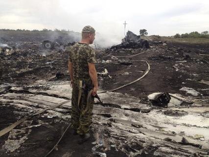 <p>
	Rettungskräfte erreichten am Abend das Wrack des Flugzeugs in der Nähe der Ortschaft Grabowo. „Die Arbeiten werden davon erschwert, dass die Trümmer in großem Umkreis verstreut sind“, sagte der Sprecher des ukrainischen Notfalldienstes, Sergej Botschkowski. Zudem seien bewaffnete Separatisten in der Nähe.</p>
