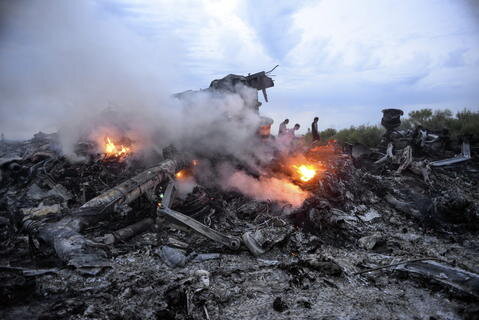 <p>
	Eine Passagiermaschine der Malaysia Airlines mit 298 Menschen an Bord ist über dem Osten der Ukraine nach Erkenntnissen der USA vermutlich abgeschossen worden. Unter den Opfern sind auch vier Deutsche.</p>
