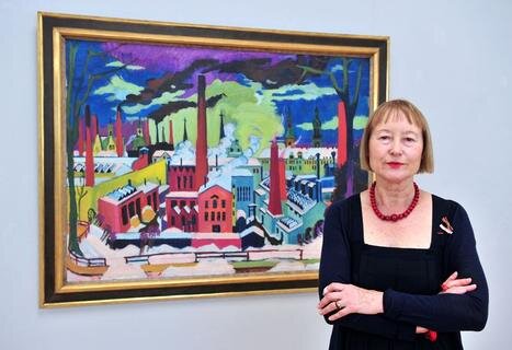 <p>
	Ingrid Mössinger vor der neuen Dauerleihgabe. 1926 malte Ernst Ludwig Kirchner die &quot;Chemnitzer Fabriken&quot; nach einem Besuch bei seinen Eltern in der Stadt.</p>
