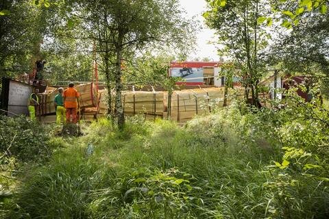 <p>
	Ein mit 25 Tonnen Holz beladener Laster ist am Donnerstag auf der S 207 zwischen Deutscheinsiedel und Neuhausen umgekippt.</p>

