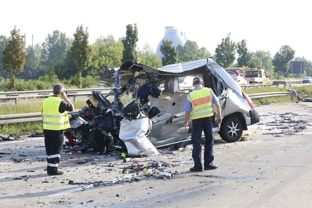 <p>
	Nach einem katastrophalen Unfall mit zwei Reisebussen und einem Kleinbus aus Osteuropa sind auf der A4 in Dresden elf Menschen ums Leben gekommen.</p>
