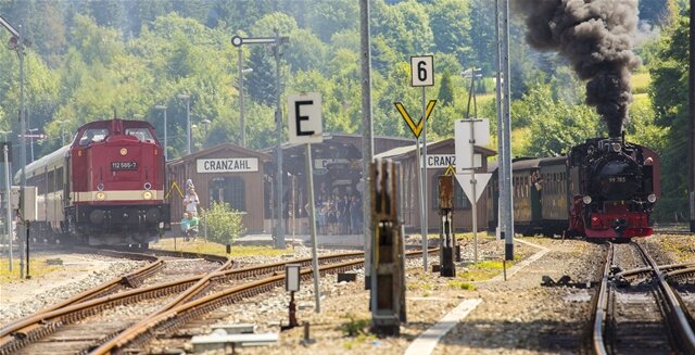 <p>
	So gab es am Vormittag am Bahnhof Cranzahl eine gemeinsame Lokausfahrt der Fichtelbergbahn und einer V 100.</p>
