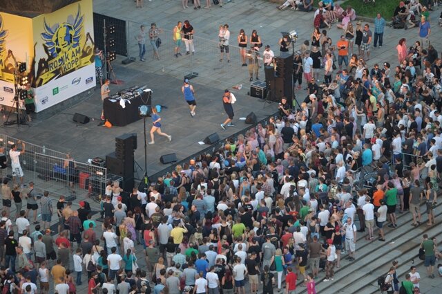 <p>
	Etwa 1200 Menschen feierten bei hochsommerlichen Temperaturen auf der Brückenstraße.</p>
