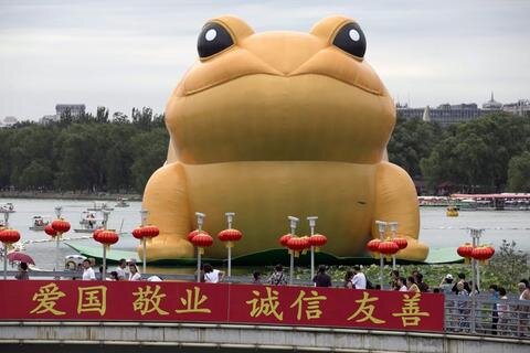 <p>
	Eine Goldkröte sorgt derzeit in Peking für Aufsehen.</p>
