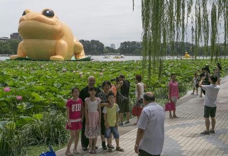<p>
	Zu sehen ist die Riesenkröte im &quot;Yu Yuan Tan&quot;-Park.</p>
