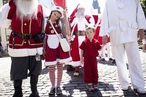 <p>
	Auf dem Rathausplatz tanzten sie mit Wichteln und einem plüschigen Riesen-Rentier zu Weihnachtsliedern um einen Weihnachtsbaum.</p>
