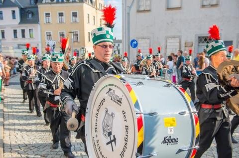 <p>
	Die Parade gehört in Schneeberg zur Tradition.</p>
