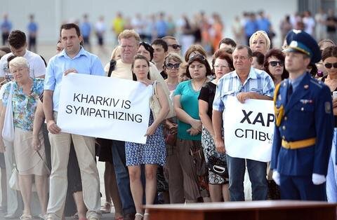 <p>
	Viele Menschen waren auch zum Flughafen in Charkow in der Ukraine gekommen, um an der Zeremonie für die Opfer teilzunehmen.</p>
