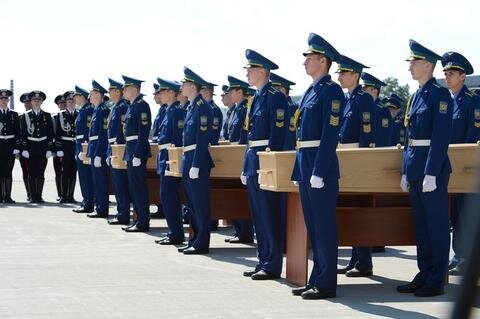<p>
	Bevor die Särge der Opfer des Flugzeugunglücks in der Ostukraine in Militärmaschinen verladen wurden, fand am Flughafen in Charkow eine Zeremonie statt.</p>
