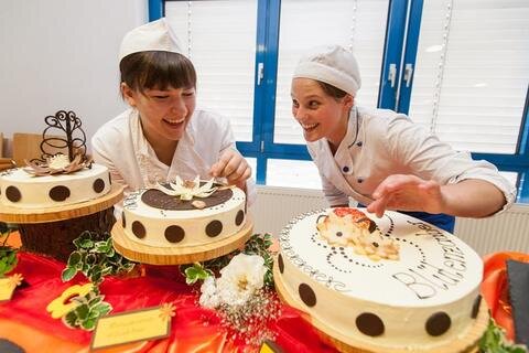 <p>
	<span class="Text">Lena-Marie Wagner (rechts) von der Bäckerei Nönnig und Theresa Eichler von der Konditorei Schmiedel aus Oberwiesental.</span></p>
