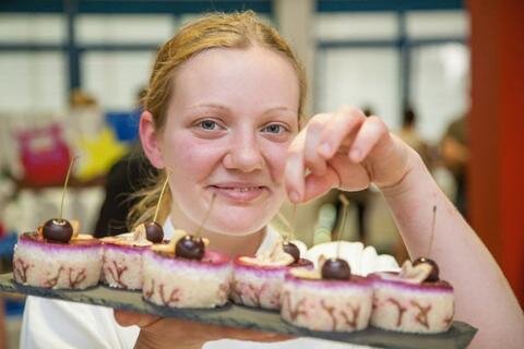 <p>
	Diana Pretzsch aus Burgstädt hat für ihre Abschlussprüfung zur Konditorin Dessertörtchen gebacken, die mit Lycheemousse gefüllt sind. Die Gebäckstücke verzierte sie mit Kirschen.</p>
