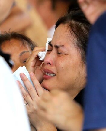 <p>
	Diese Frau trauert um ein Familienmitglied, das bei dem Flugzeugabsturz ums Leben kam.</p>
