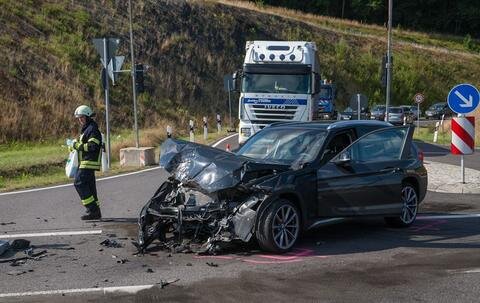<p>
	Nach Angaben von Augenzeugen missachtete der 45-jährige Fahrer eines Multicars, der aus Richtung Chemnitz kam, auf der Bundesstraße die Baustellenampel und kollidierte im Kreuzungsbereich mit einem BMW, der Vorfahrt hatte.</p>
