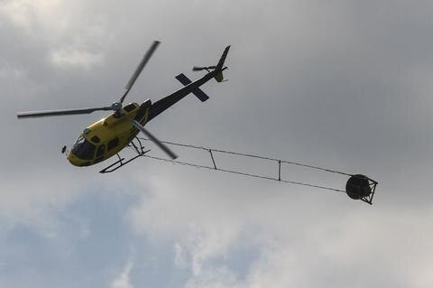 <p>
	Hubschrauberpilot Lucas Gädeke aus Berlin verteilt den Dünger über den Wäldern.</p>
