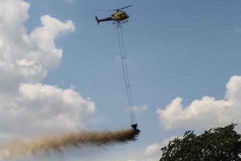 <p>
	Mit einem französischen Helikopter wurde Kalk über dem Zöblitzer Revier des Staatsbetriebes Sachsenforst verteilt.</p>
