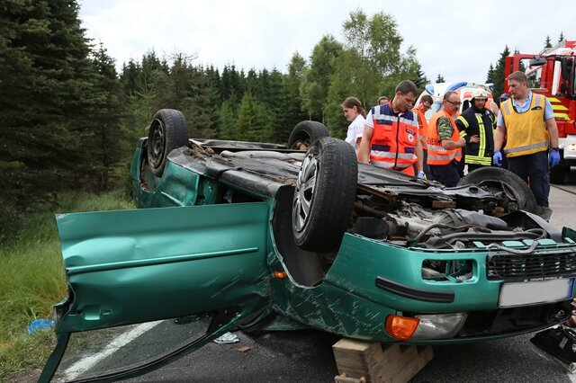 <p>
	Bei einem Unfall zwischen Reitzenhain und Satzung ist am Dienstag die 82-jährige Beifahrerin eines VW ums Leben gekommen.</p>

