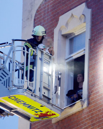 <p>
	Die Feuerwehr hat am Freitagabend drei Kinder und zwei Jugendliche per Drehleiter aus einem brennenden Haus in Sicherheit bringen müssen.</p>

