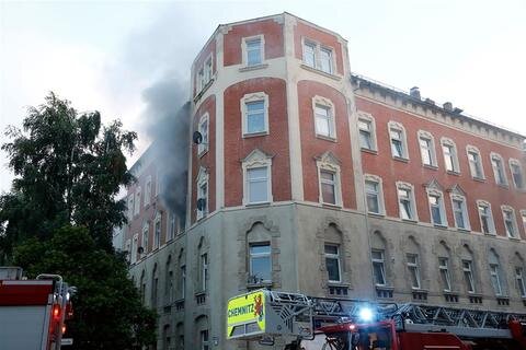 <p>
	Im dritten Obergeschoss des Gebäudes war aus bisher noch unklarer Ursache ein Brand ausgebrochen.</p>
