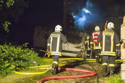 <p>
	Die Freiwillige Feuerwehr Wittgensdorf und die Berufsfeuerwehr löschten die Flammen.</p>
