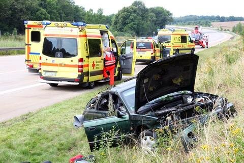 <p>
	Bei einem Unfall auf der A 4 zwischen Berbersdorf und Hainichen sind am Sonntag drei Menschen schwer verletzt worden.&nbsp;</p>
