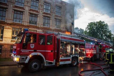 <p>
	Ein Brand hat am Sonntagabend Feuerwehren aus Lößnitz, Affalter, Dittersdorf und Aue zum ehemaligen Messgerätewerk ausrücken lassen.&nbsp;</p>
