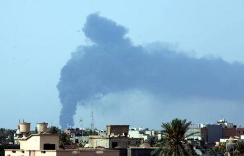 <p>
	Eine Rakete hat einen Treibstofftank in der Nähe des Flughafens in Tripolis in Brand gesetzt.</p>
