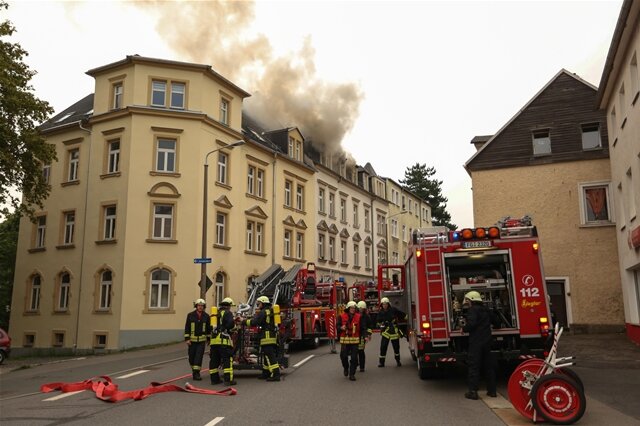 <p>
	Bei einem Brand in einem Mehrfamilienhaus in Freiberg sind vier Menschen verletzt worden. </p>
