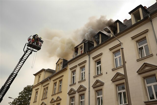 <p>
	Warum das Feuer im Dachgeschoss ausbrach, war zunächst unklar.</p>
