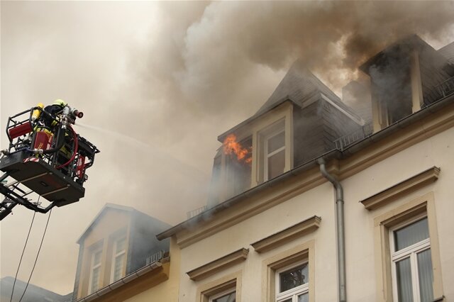 <p>
	Die 49 und 53 Jahre alten Bewohner der brennenden Dachgeschosswohnung kamen am Montagabend mit schweren Rauchvergiftungen ins Krankenhaus, wie ein Polizeisprecher am Dienstag in Chemnitz sagte.</p>
